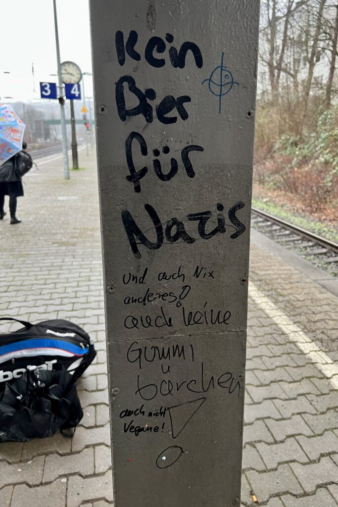 Kein
Bier
für
Nazis

Und auch Nix
anderes!

auch keine
Gummi
Bärchen

auch nicht Vegane!